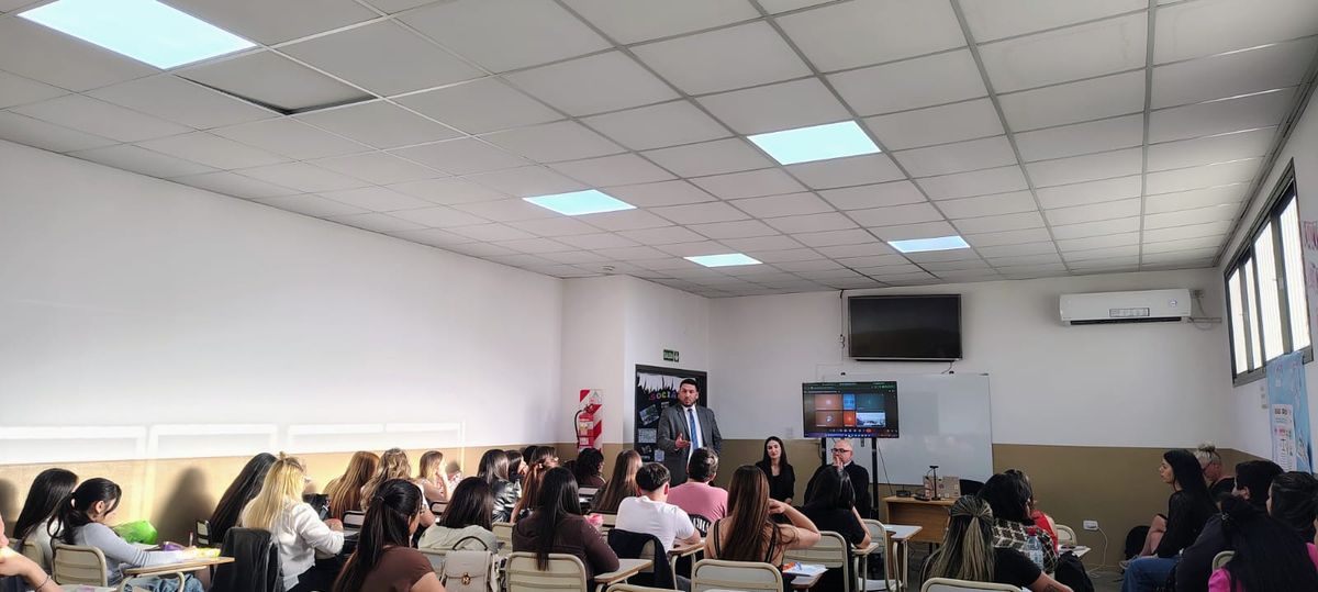 Los encuentros se desarrollaron bajo modalidad presencial y virtual, y contaron con aproximadamente 80 participantes entre estudiantes, profesionales e interesados. Los encuentros se desarrollaron bajo modalidad presencial y virtual, y contaron con aproximadamente 80 participantes entre estudiantes, profesionales e interesados.
