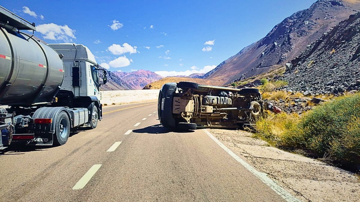 Accidente en Ruta 7 en alta montaña: vuelco y vehículos involucrados cerca de Puente del Inca