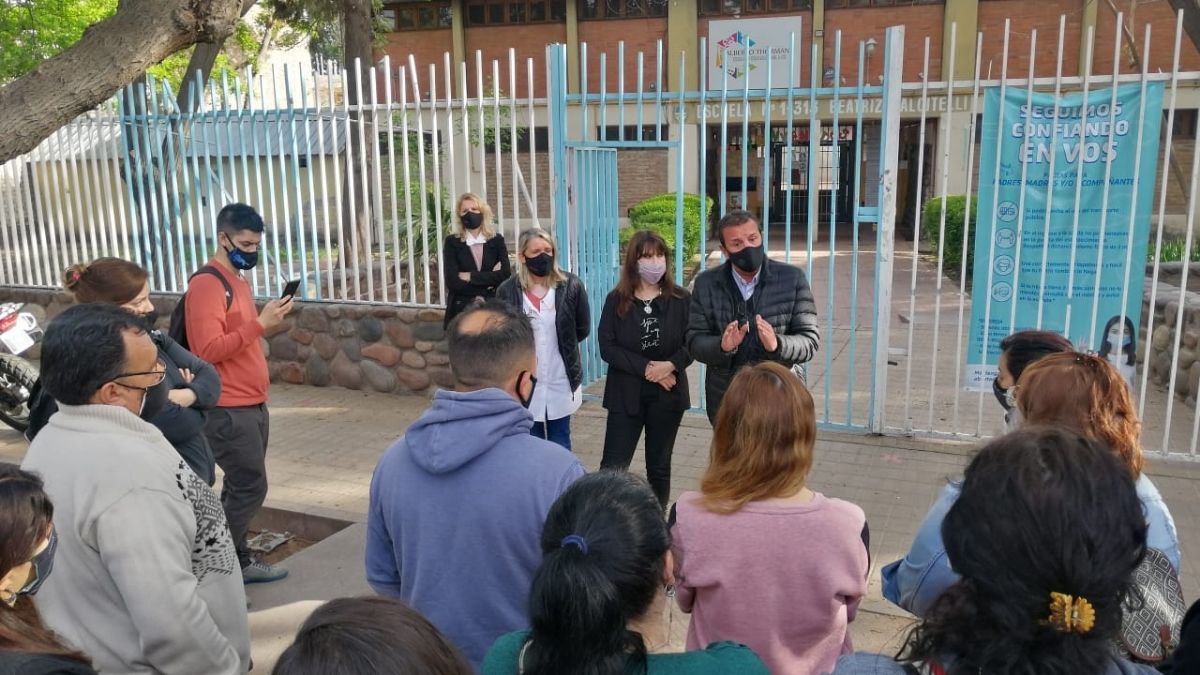 Padres de alumnos de la escuela Falcitelli se reunieron a reclamar por el abuso a una menor&nbsp;