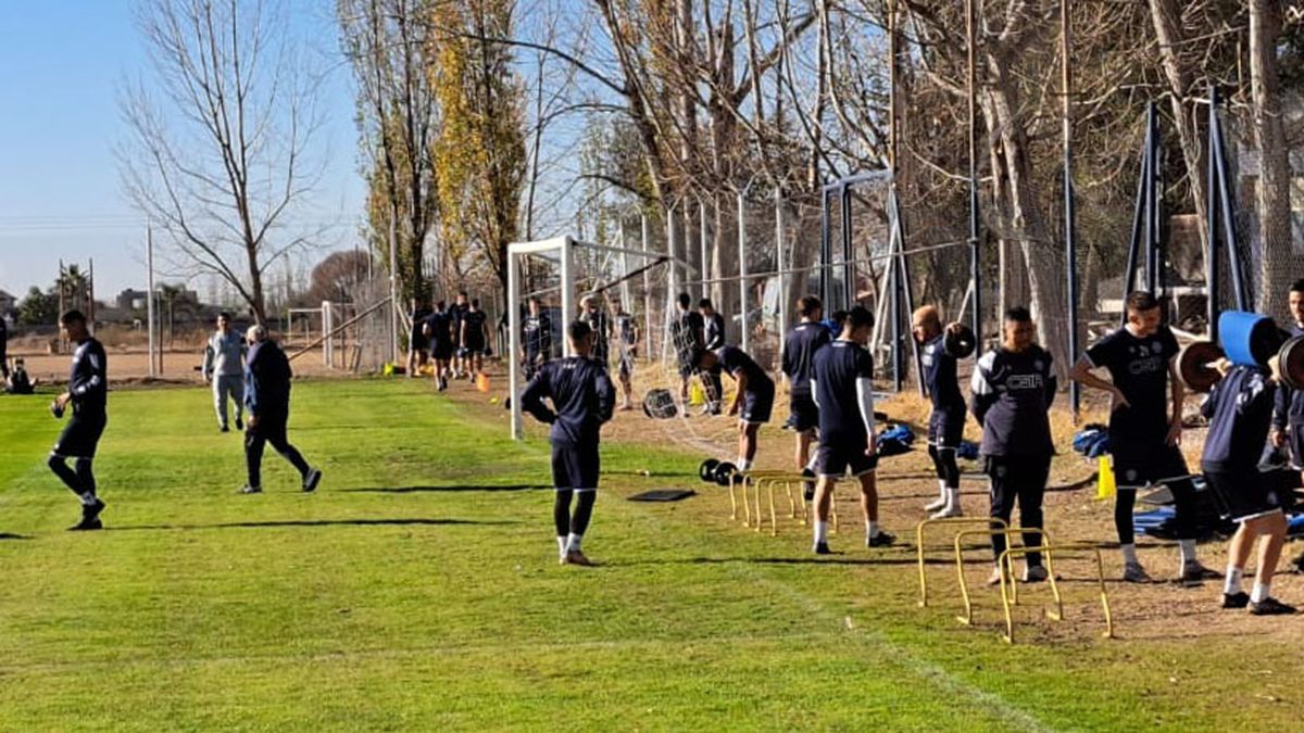 Independiente Rivadavia se entrenó en la Ciudad Deportiva, enfocado en el choque ante Mitre.