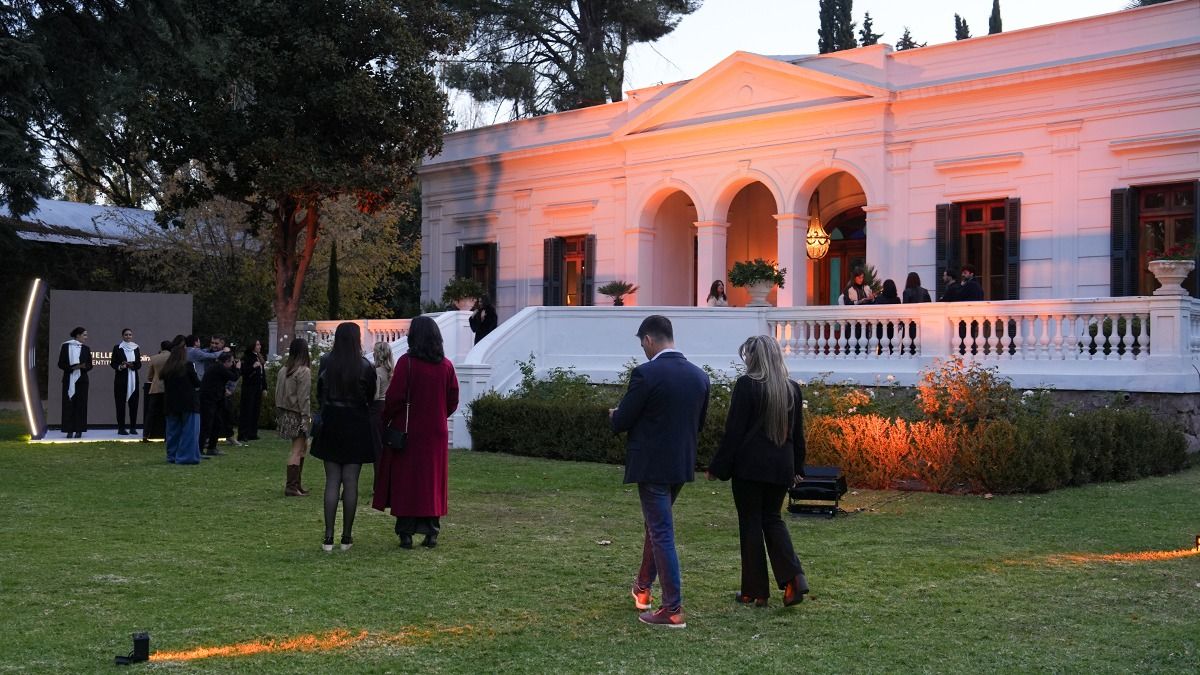 El evento de Banco Supervielle se realizó en la casona Villa Elina, la mansión que perteneció al ex gobernador de Mendoza, Jacinto Álvarez. El evento de Banco Supervielle se realizó en la casona Villa Elina, la mansión que perteneció al ex gobernador de Mendoza, Jacinto Álvarez.
