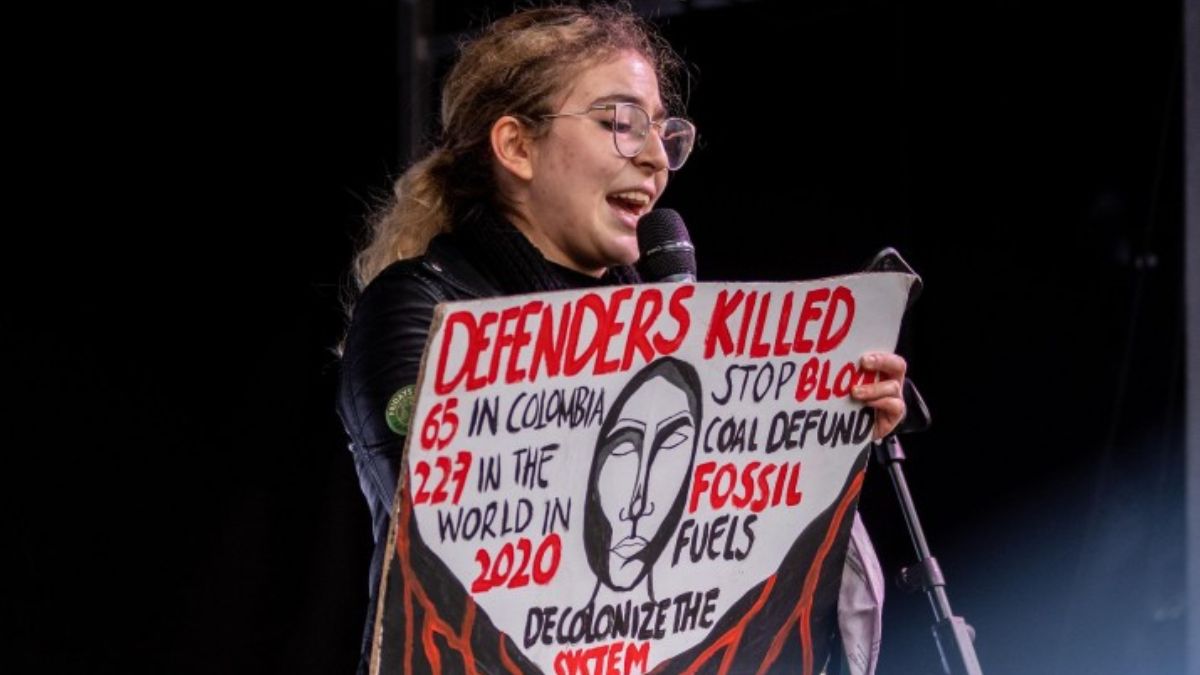 La activista colombiana Sofía Gutiérrez sostiene un cartel que muestra el número de defensores asesinados en Colombia y en todo el mundo en 2020, durante el Día de la Juventud y el Empoderamiento Público de la cumbre climática COP26 en Glasgow, Escocia, en noviembre de 2021 (Imagen: Kay Roxby / Alamy ) La activista colombiana Sofía Gutiérrez sostiene un cartel que muestra el número de defensores asesinados en Colombia y en todo el mundo en 2020, durante el Día de la Juventud y el Empoderamiento Público de la cumbre climática COP26 en Glasgow, Escocia, en noviembre de 2021 (Imagen: Kay Roxby / Alamy )