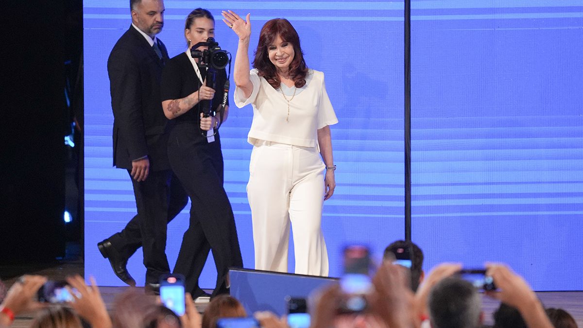 Cristina Kirchner estuvo alejada de los actos, luego de que terminara su mandato como vicepresidenta. Cristina Kirchner estuvo alejada de los actos, luego de que terminara su mandato como vicepresidenta.