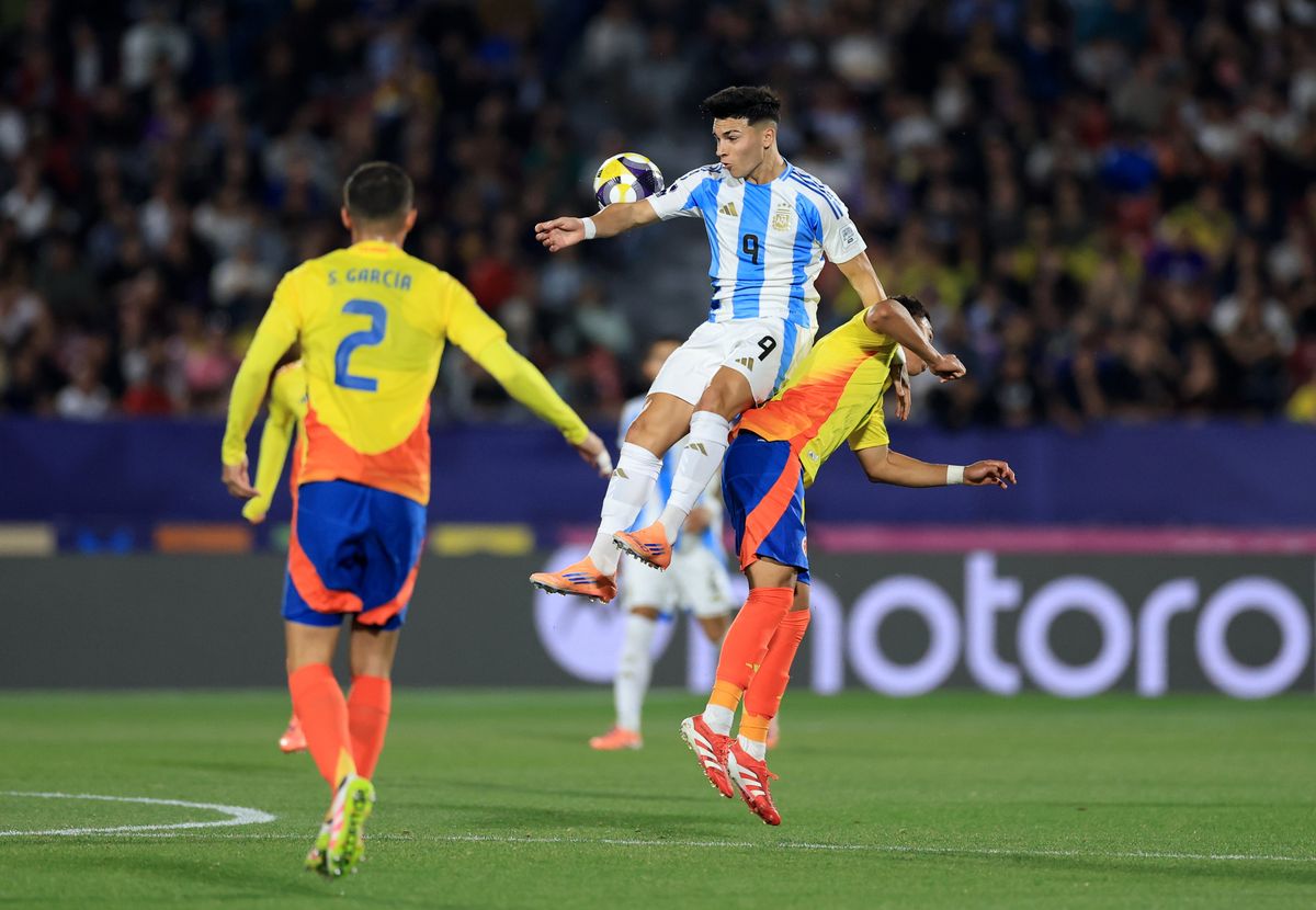 La Selecci&oacute;n argentina y Colombia no se sacaron diferencias en la primera etapa.
