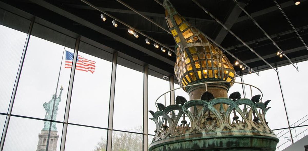 En uno de sus lados tiene a la antorcha de la libertad.