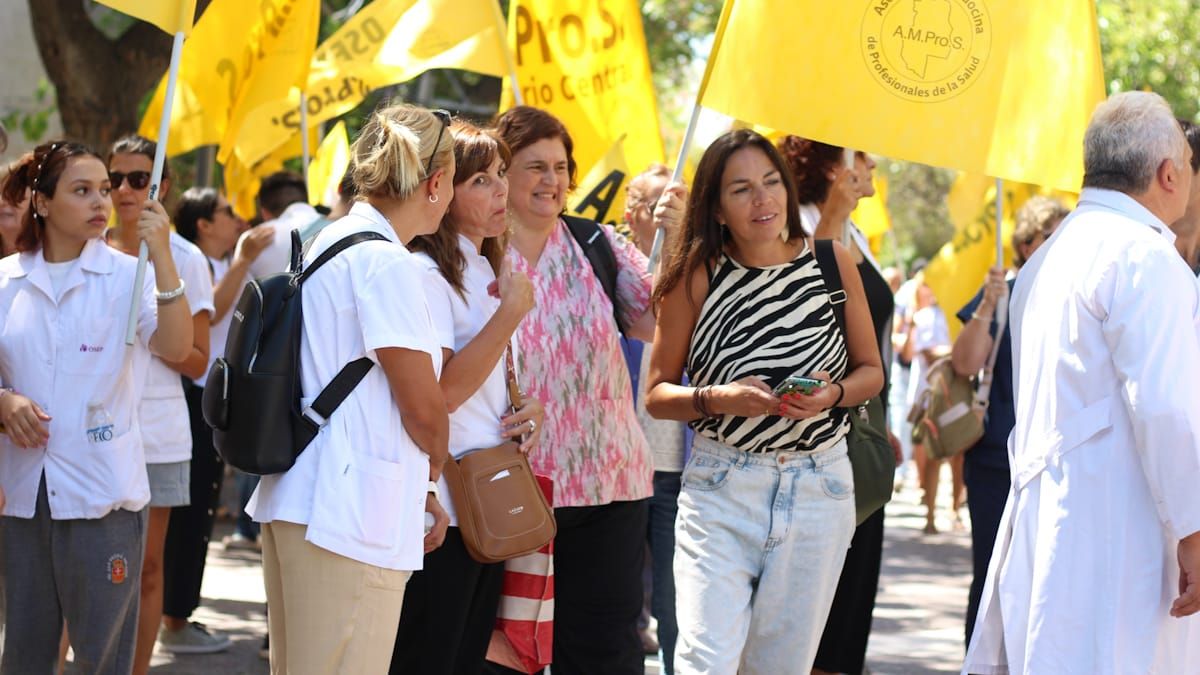 Protesta de AMPROS en la Legislatura provincial.