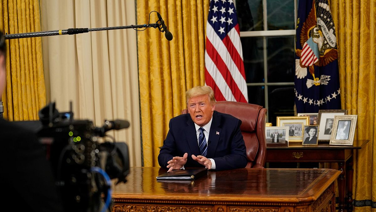 El presidente Donald Trump, aún infectado de coronavirus, volvió a trabajar al Salón Oval y los rumores sobre posibles complicaciones siguen instalados en la Casa Blanca