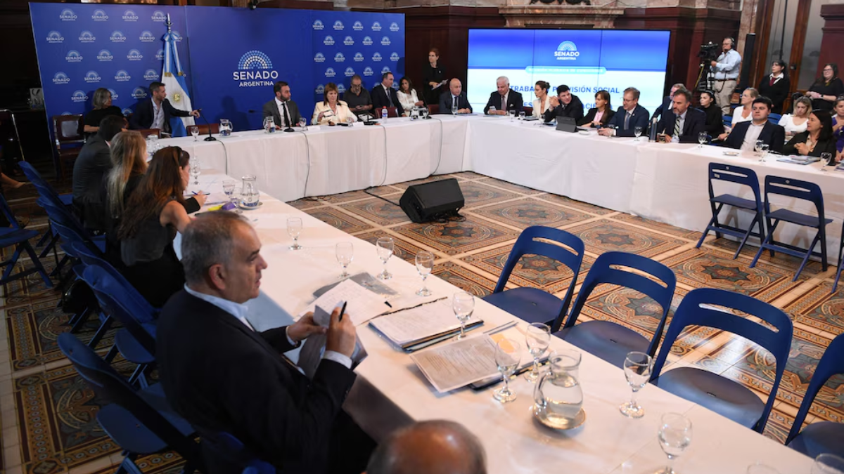 Una de las comisiones del Senado que debatirá el reforma laboral.
