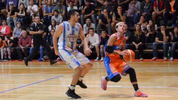 Rivadavia Básquet venció a Parque Sur con un doble sobre la chicharra