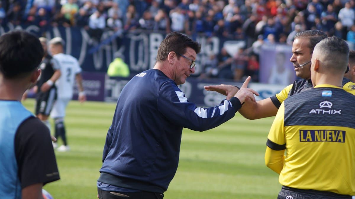 Alfredo Berti charla con el árbitro Ariel Penel, que dirigió mal. Alfredo Berti charla con el árbitro Ariel Penel, que dirigió mal.