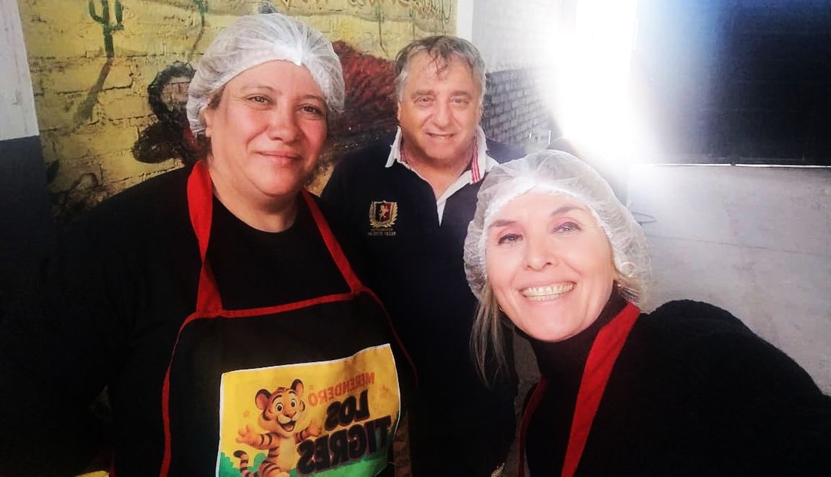 Andrea, Ricardo, y Gabriela, tres colaboradores de primera en la elaboración del locro. Andrea, Ricardo, y Gabriela, tres colaboradores de primera en la elaboración del locro.