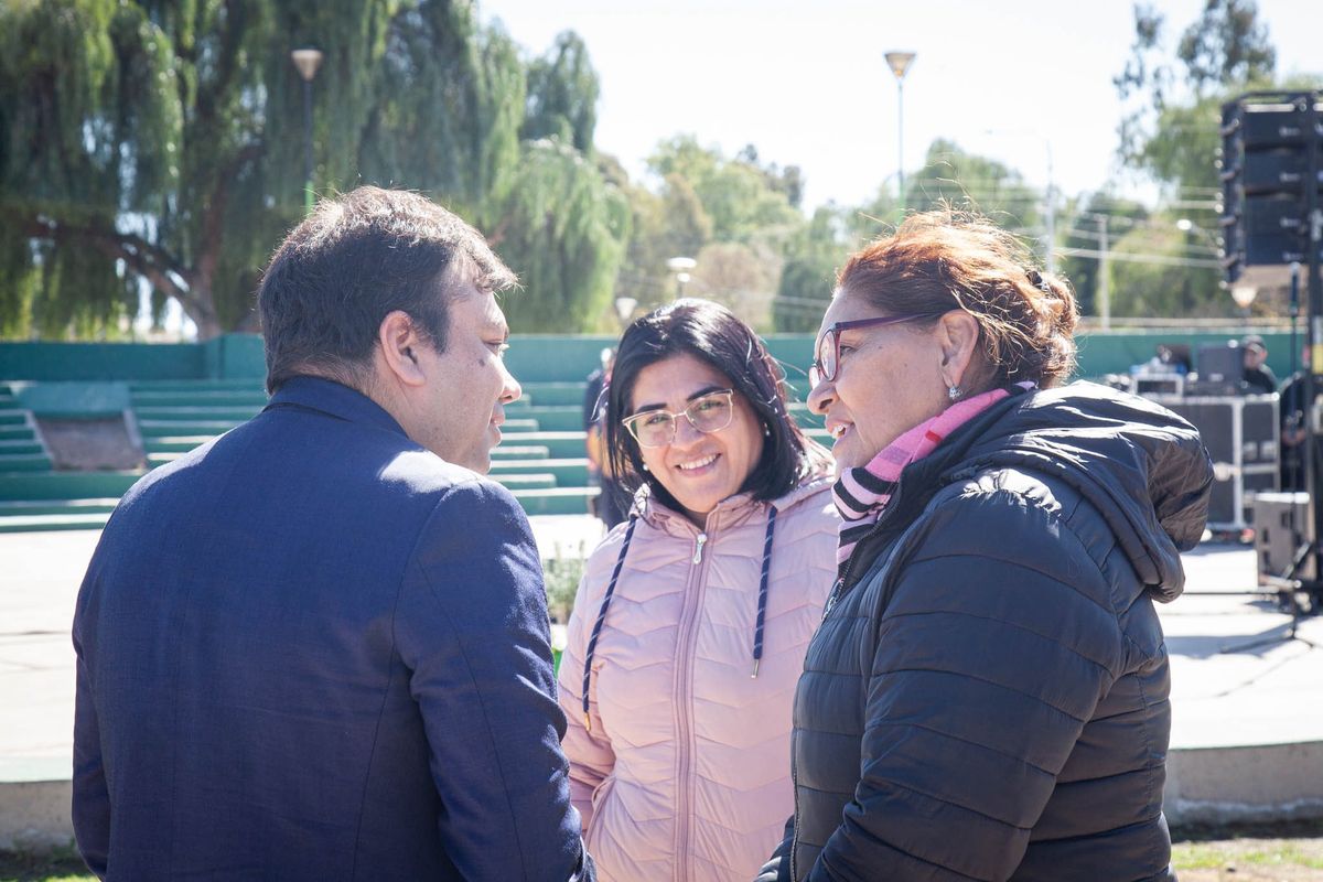 Francisco Lo Presti con vecinos de Las Heras. Francisco Lo Presti con vecinos de Las Heras.