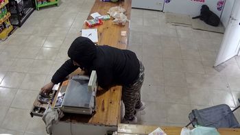 Video: una mujer quiso robar la caja de un comercio y terminó semidesnuda