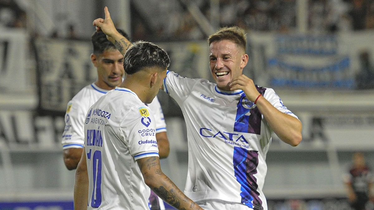 Juan Bautista Cejas y Hernán López Muñoz festejan el segunfo gol de Godoy Cruz.