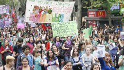 {alttext(,#8M en Mendoza: convocan a una marcha y llaman al paro en sus trabajos y en la casa)}