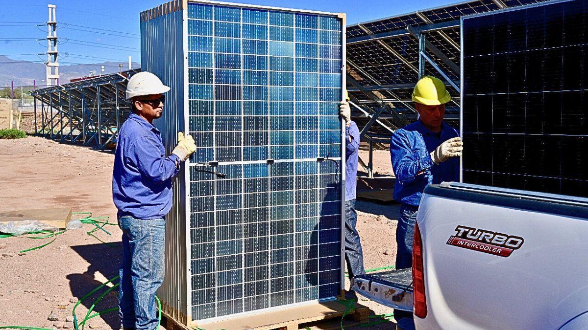 As&iacute; se armaba en 2022 el parque solar de Godoy Cruz.