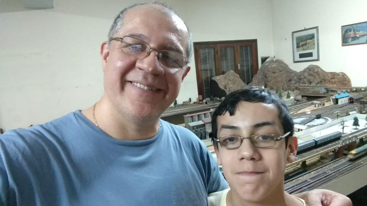 El profesor Rubén Lepez y su hijo mayor Martín, ambos apasionados de los temas ferroviarios y el armado de maquetas y trenes a escala, aquí en el Ferroclub Trasandino Mendoza, donde ambos son socios y colaboradores entusiastas.