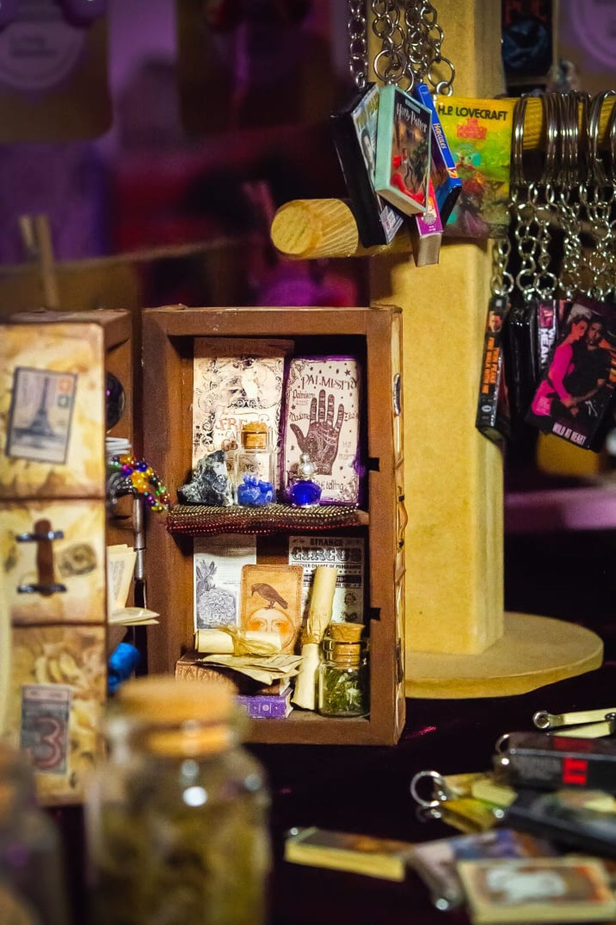 Más de 20 feriantes y artistas le dan forma al festival Mendoween, que este viernes y sábado se desarrolla en el Microcine Municipal. Más de 20 feriantes y artistas le dan forma al festival Mendoween, que este viernes y sábado se desarrolla en el Microcine Municipal.