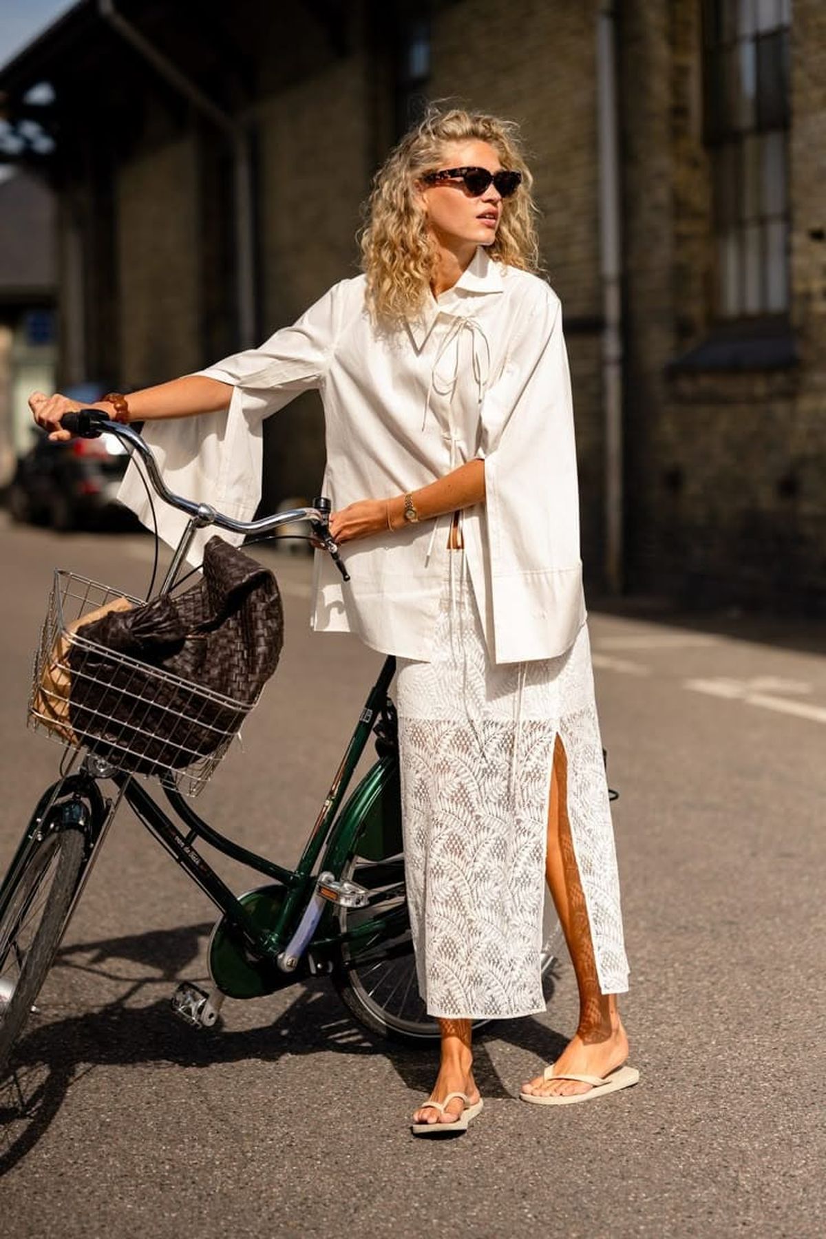 Las faldas largas se pueden combinar con camisas oversize.