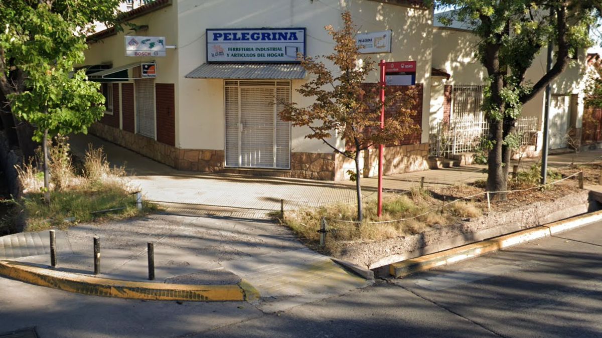 Los ladrones entraron a robar a una ferretería de Godoy Cruz y fueron atrapados a una cuadra cuando escapaban.