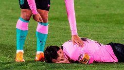 Lionel Messi recibió un terrible codazo y cayó desplomado