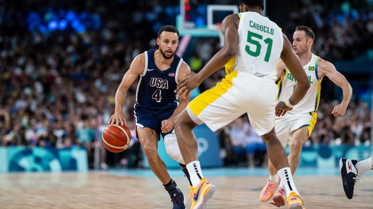 Stephen Curry busca pasar al ataque ante la marca del brasileño Bruno Cabloco, goleador del partido con 30 anotaciones. Stephen Curry busca pasar al ataque ante la marca del brasileño Bruno Cabloco, goleador del partido con 30 anotaciones.