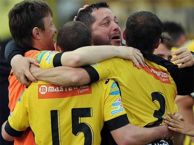 Almirante Brown venció sobre el final a Villa San Carlos