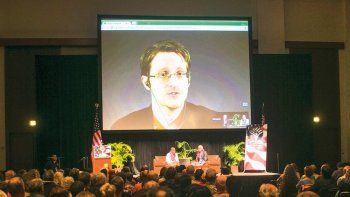 Snowden sigue asilado en Rusia y niega rumores acerca de su muerte