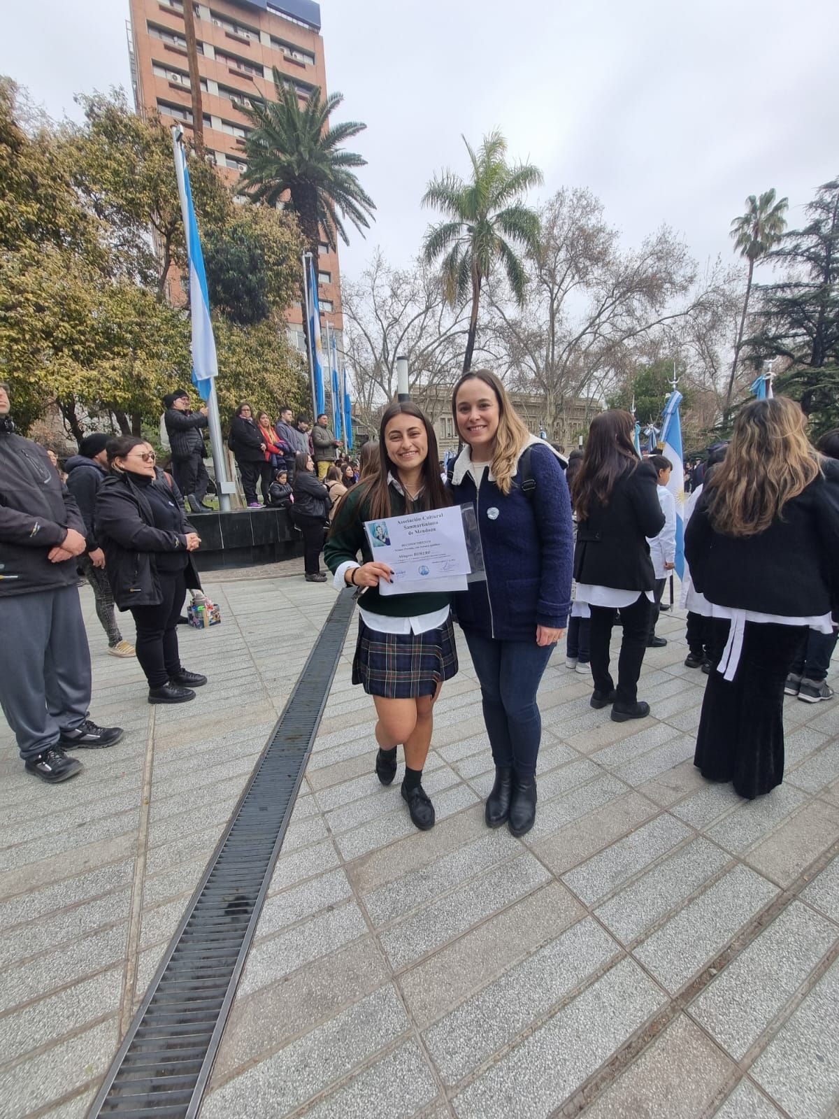 Milagros Romero junto a su profesora de Formación Ética y Ciudadana, Celeste Aroca. Milagros Romero junto a su profesora de Formación Ética y Ciudadana, Celeste Aroca.