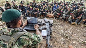Colombia vive su primer día en silencio definitivo de los fusiles  de las FARC