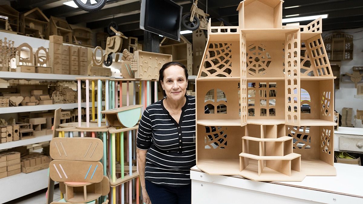 Claudia Dalla Via, de Nova Madera, con su casita para el Hombre Araña. Claudia Dalla Via, de Nova Madera, con su casita para el Hombre Araña.