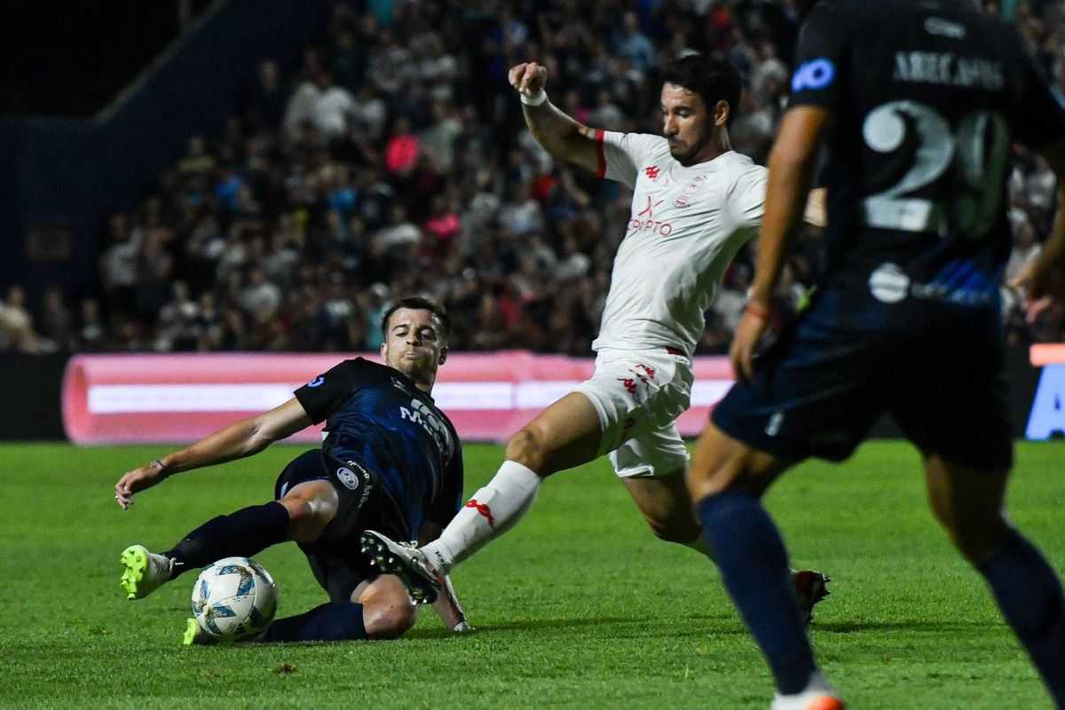 Napolitano defiende y tiene buen manejo con la pelota. Napolitano defiende y tiene buen manejo con la pelota.