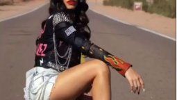 Lali Espósito adelantó imágenes de su nuevo video en la ruta y con un minishort