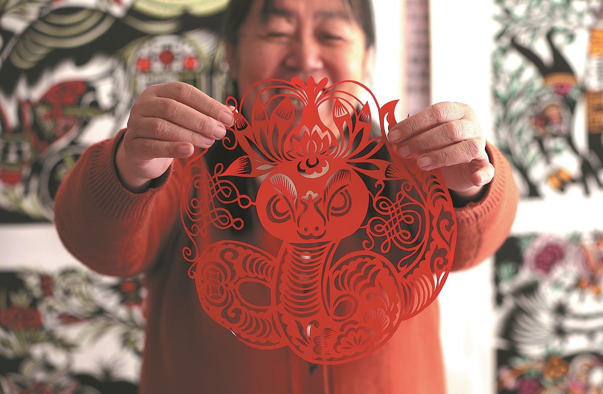 Yu Zeling, de 59 años, maestra artesana del recorte de papel de Ansai, muestra una de sus creaciones para el Año de la Serpiente. Los diseños con temática de serpiente son populares durante las celebraciones del Año Nuevo Chino. ZOU HONG / CHINA DAILY