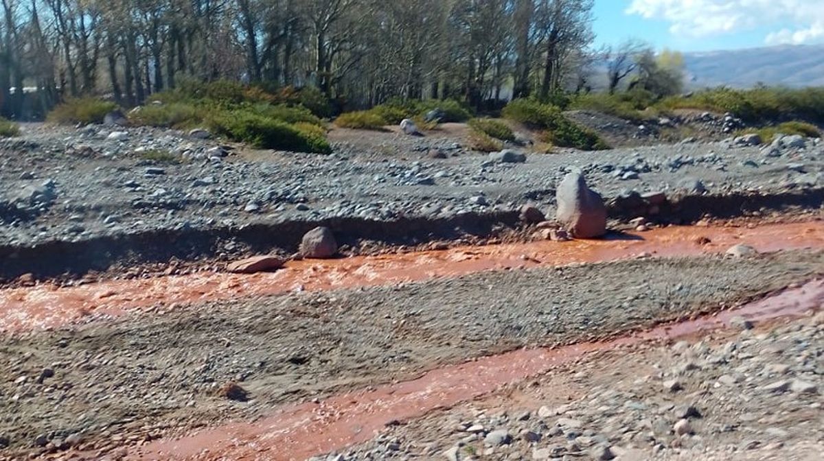 El caudal refleja una importante presencia de hierro en la zona. El caudal refleja una importante presencia de hierro en la zona.