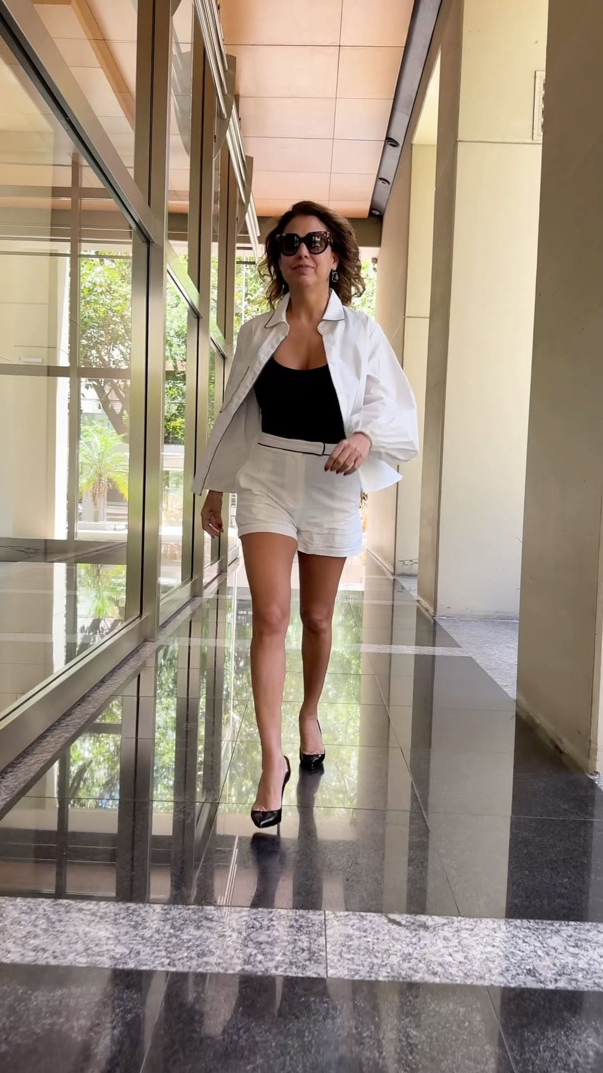 A sus 50 años, Marina Calabró estrena shorts ultra XS en clave off-white al ras. A sus 50 años, Marina Calabró estrena shorts ultra XS en clave off-white al ras.