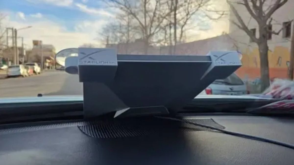 Las antenas de internet en el parabrisas del auto obstruyen notoriamente la visión. Las antenas de internet en el parabrisas del auto obstruyen notoriamente la visión.