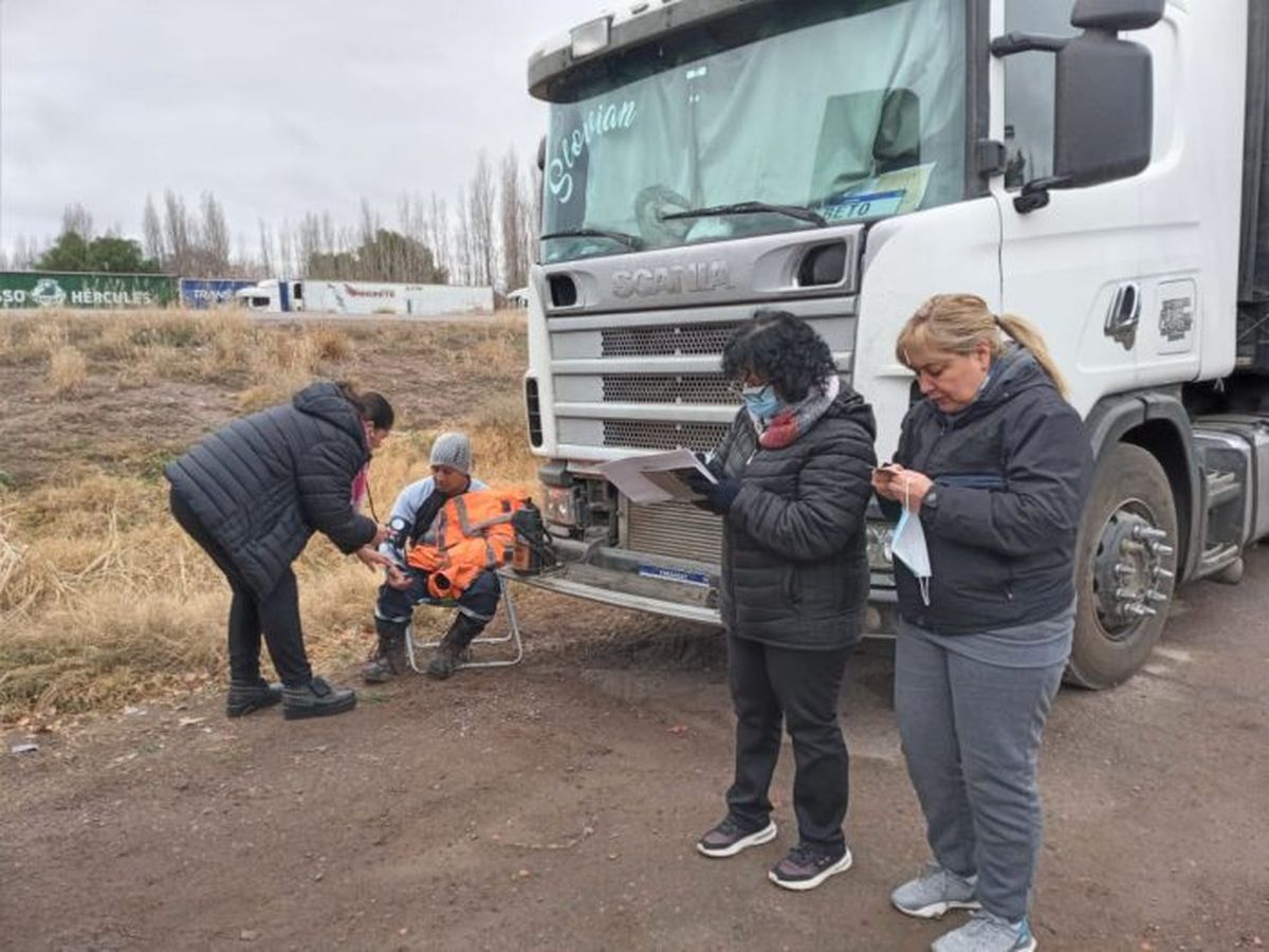 El área sanitaria del Gobierno hace operativos de revisión médica a camioneros varados, tanto en la zona Este y Sur como en alta montaña. El área sanitaria del Gobierno hace operativos de revisión médica a camioneros varados, tanto en la zona Este y Sur como en alta montaña.
