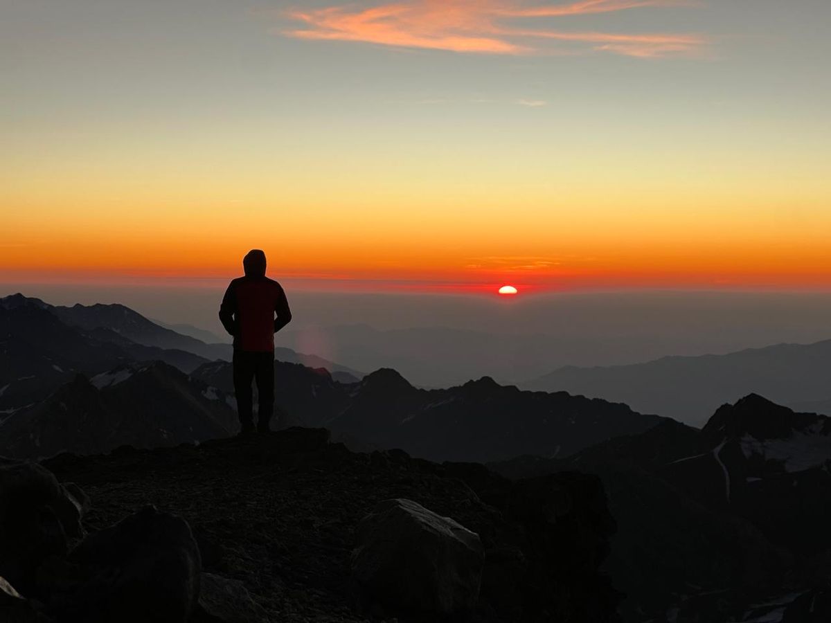 Una postal maravillosa del atardecer en el campamento Nido de Cóndores, camino a la cumbre del Aconcagua que hace el equipo de El Siete. Una postal maravillosa del atardecer en el campamento Nido de Cóndores, camino a la cumbre del Aconcagua que hace el equipo de El Siete.