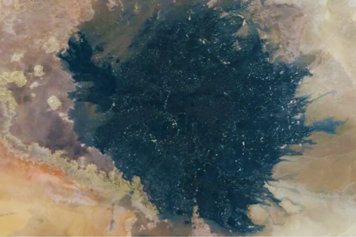 Un agujero negro en el desierto de Sahara desconcierta desde el espacio: la respuesta de los científicos Un agujero negro en el desierto de Sahara desconcierta desde el espacio: la respuesta de los científicos