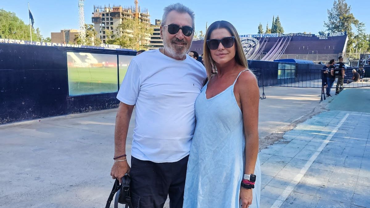 El presidente de Independiente Rivadavia, Daniel Vila y su esposa, Pamela David, estuvieron viendo al Azul. El presidente de Independiente Rivadavia, Daniel Vila y su esposa, Pamela David, estuvieron viendo al Azul.