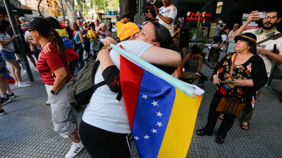 Manifestación de la colectividad venezolana en la Peatonal de Mendoza luego de la caída de Nicolás Maduro, según el testimonio de Ciro Aponte. Foto: Nicolás Ríos/Diario UNO. Manifestación de la colectividad venezolana en la Peatonal de Mendoza luego de la caída de Nicolás Maduro, según el testimonio de Ciro Aponte. Foto: Nicolás Ríos/Diario UNO.