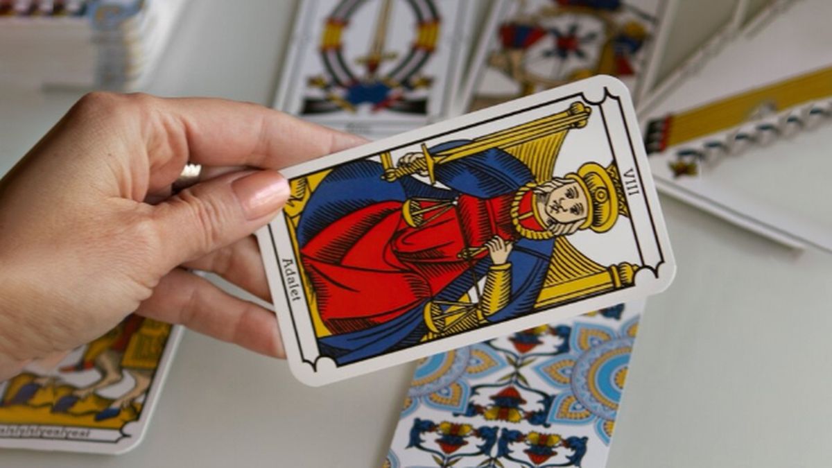 TAROT de OCTUBRE 2024: descubre tu destino en el trabajo