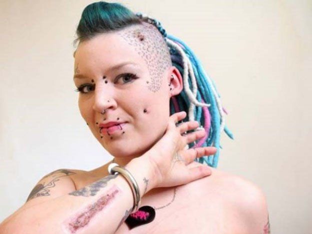 Una mujer despechada, se arrancó la piel con el tatuaje de su ex y se lo envió por encomienda