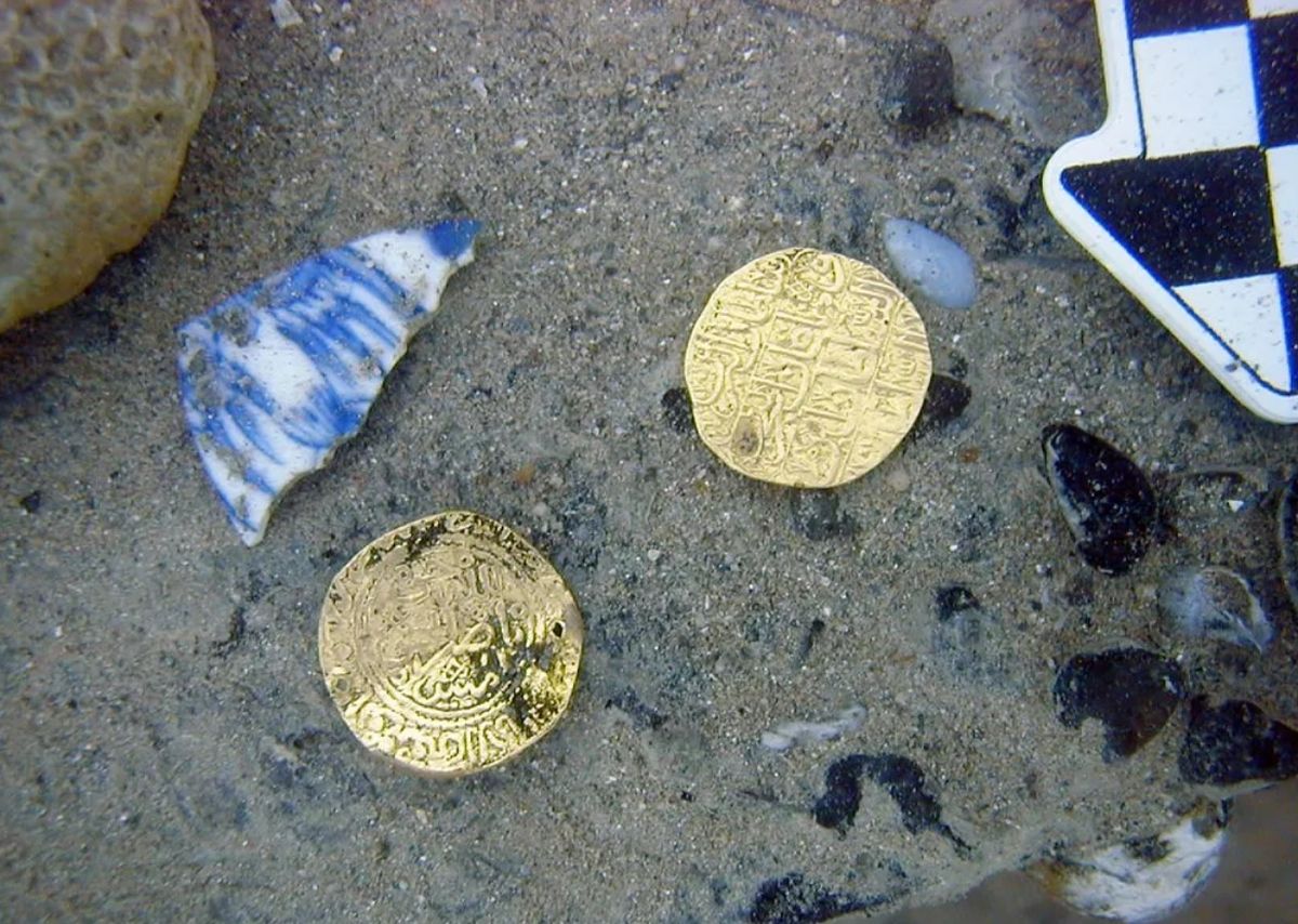 Algunas monedas sobrevivieron al saqueo de los piratas.