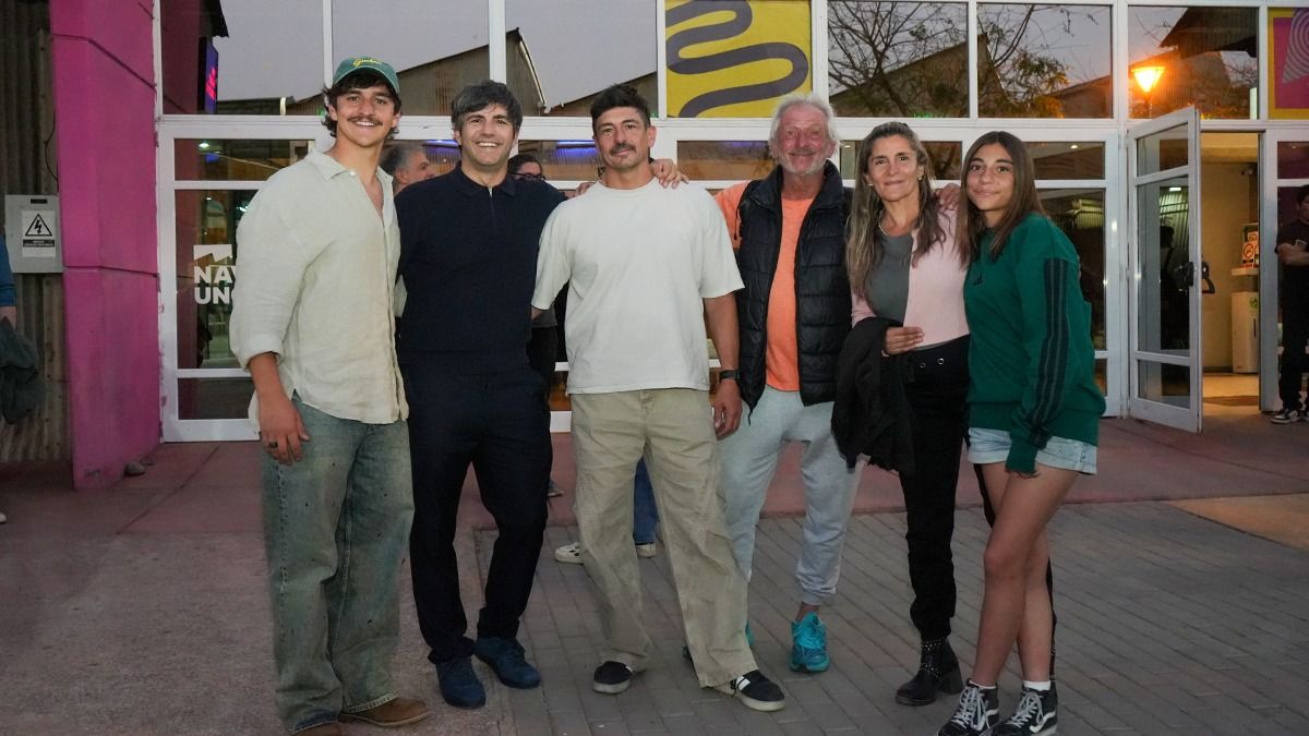 Caponi y parte del equipo técnico y artístico de la película, en el preestreno del lunes pasado en la Nave UNCuyo. Caponi y parte del equipo técnico y artístico de la película, en el preestreno del lunes pasado en la Nave UNCuyo.