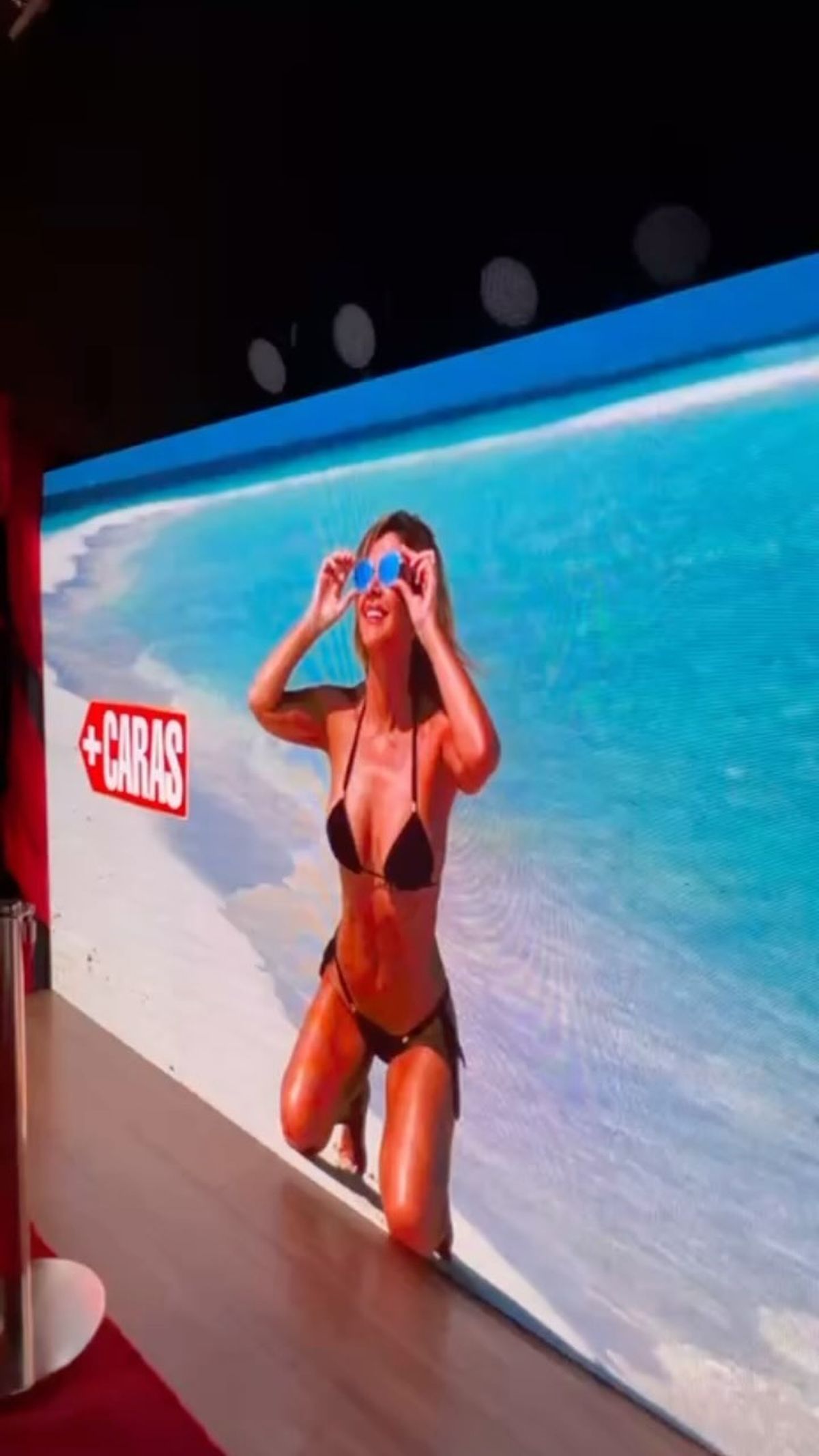 A sus 54 a&ntilde;os, Debora Plager confirma que es la reina del hilo dental en clave ultra XS y cavado desde la playa.