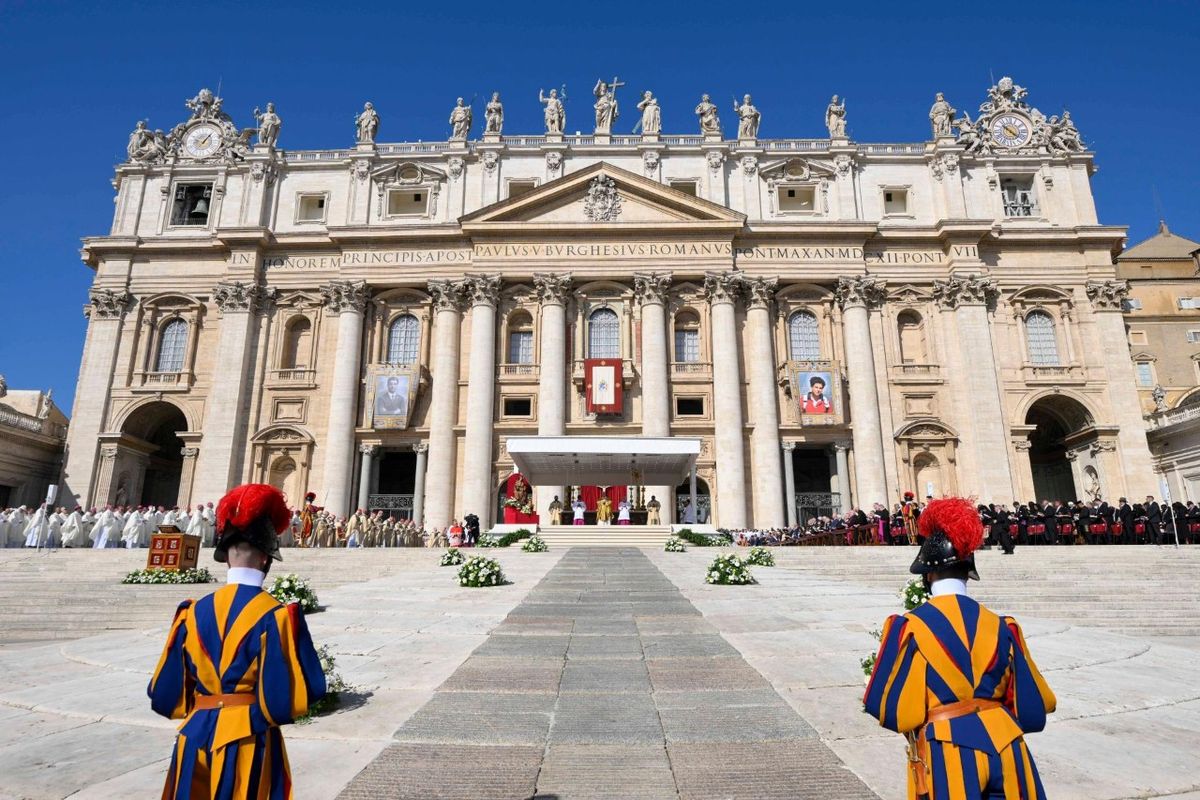 El 1 de noviembre, la Iglesia Católica celebra el Día de Todos los Santos. El 1 de noviembre, la Iglesia Católica celebra el Día de Todos los Santos.