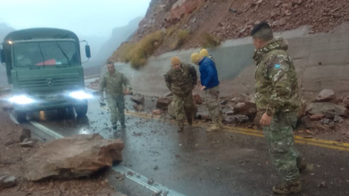 En Cortaderas, a 20 kilómetros de Uspallata, se produjo un desprendimiento de rocas sobre la Ruta 7. Lo mismo ocurrió en la zona de Polvaredas.