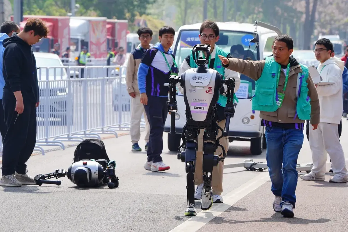 Solo seis de los corredores humanoides pudieron terminar la media maratón. Solo seis de los corredores humanoides pudieron terminar la media maratón.